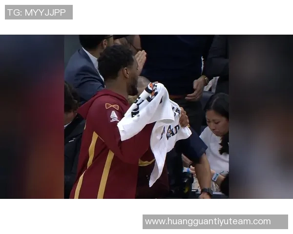 当众秀恩爱米切尔往未婚妻脸上丢毛巾后者气鼓鼓可爱噘嘴